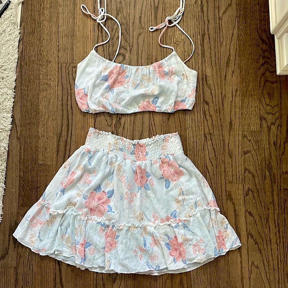 Blue Blush floral skirt set. Worn a few times & in great condition.
